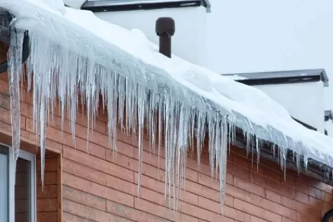Roof problems: Ice damming on shingle roof